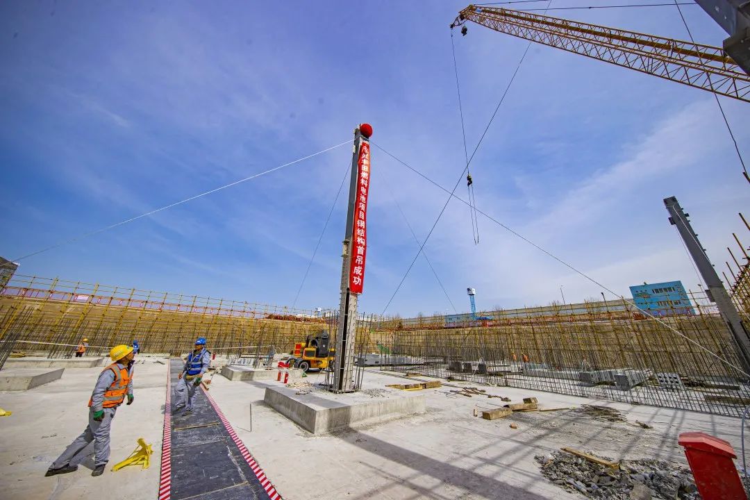 首根鋼柱順利吊裝，北京經開區重大外資項目預計年底竣工